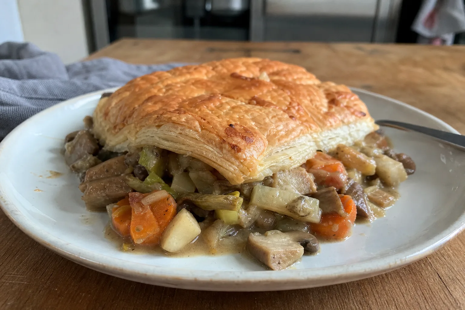 Ovenschotel met seitan, wintergroenten en een deksel van bladerdeeg
